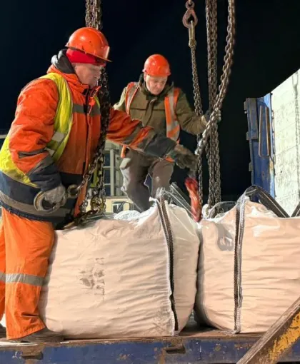 Loading of big bags onto a vessel