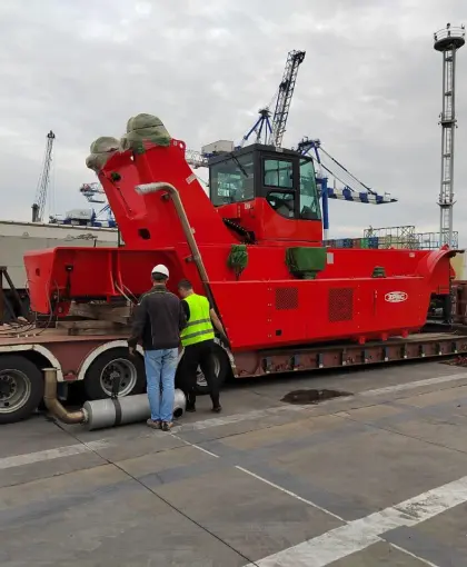 Reach stacker reloading in disassembled